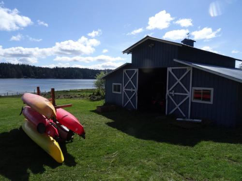 Gallery image of Oceanfront Studio/Loft: Alpacas, Oysters & Kayaks in Shelton