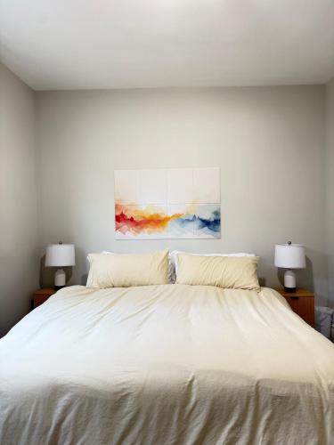 Postel nebo postele na pokoji v ubytování NYC in 30 min 3 King Beds Patio WD Sunroom