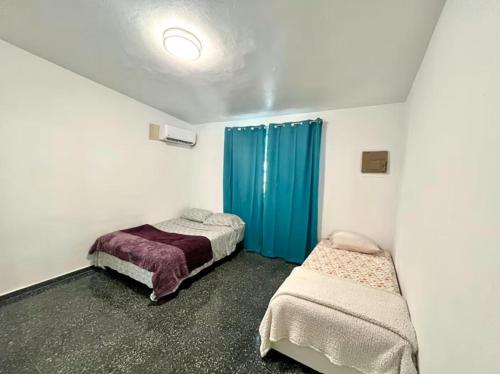 Llit o llits en una habitació de Group Escape 7BR Pickleball