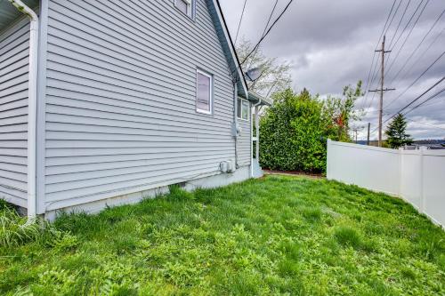 Κήπος έξω από το 3 Mi to Dtwn Tacoma Pet-Friendly Home