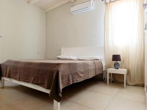a bed in a white room with a window at Boadream Ca' Madeira 2 Attico Linea Prestige in Sal Rei