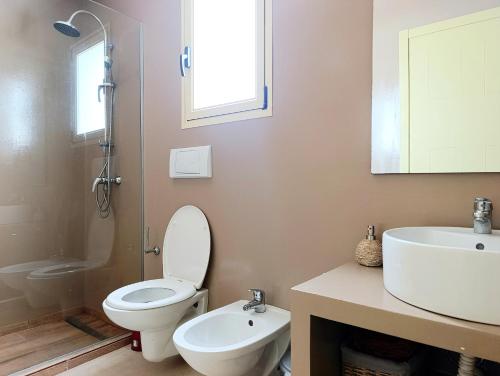 a bathroom with a toilet and a sink and a mirror at Boadream Ca' Madeira 2 Attico Linea Prestige in Sal Rei