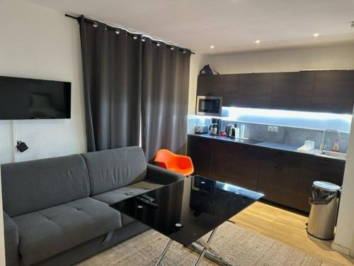 Studio Steps From The Palace, Beach, City Center