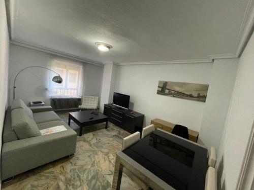 a living room with a couch and a tv at Piso Amplio en el Centro de Salamanca, TV, WiFi in Salamanca