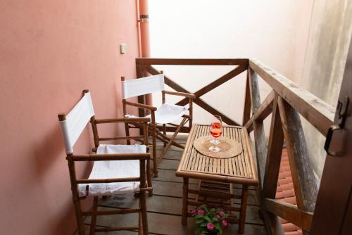 a balcony with chairs and a table and a table and chairs at Cà Vecia - Apartments & Rooms in Sottomarina