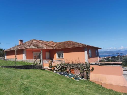 una casa en una colina con un patio verde en Saians Vigo Mar, en Vigo