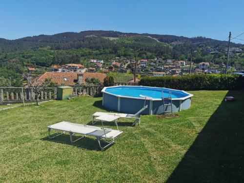un patio con piscina y 2 tumbonas en Saians Vigo Mar, en Vigo