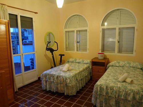 Preciosa habitación con gran terraza privada y aire acondicionado para 2 personas muy cerca del centro de Málaga
