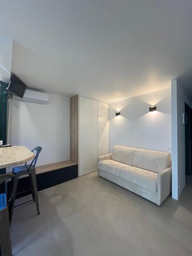 un salon avec un canapé et une table dans l'établissement Studio face à la mer, à Canet