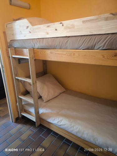 - un lit superposé avec un oreiller sur la couchette inférieure dans l'établissement Studio, aux Lecques