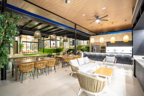a restaurant with tables and chairs and a bar at Epic Tamarindo Boutique Hotel in Tamarindo