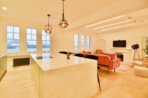 Newly Refurbished w/ River Views photo 14