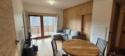 un salon avec une table et un canapé dans l'établissement Vanoise Luxe Escape - Champagny La Plagne, à Champagny-en-Vanoise