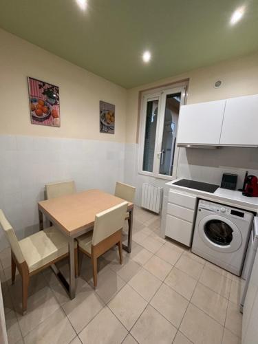 une cuisine avec une table et une table ainsi qu'un lave-linge dans l'établissement Lemon Tree, à Cap d'Ail