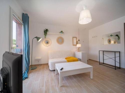 un salon avec un canapé et une table basse dans l'établissement Appartement tout équipé avec parking, à Marseille