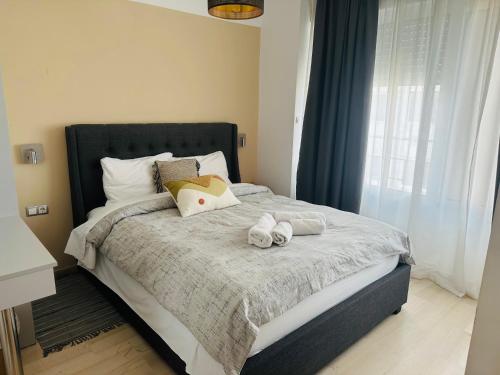 Postel nebo postele na pokoji v ubytování ROYAL RED SUITE NO 1, PIRAEUS PORT