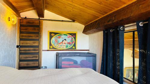 une chambre avec un lit et un plafond en bois dans l'établissement Casa Scaglione - chambres d'hôte, à Grosseto-Prugna