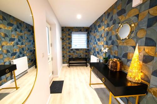 Et opholdsområde på Richmond Cottage - Brand New 4BR Holiday Home, just 3 minutes from the beach with Pool Table and Free Parking