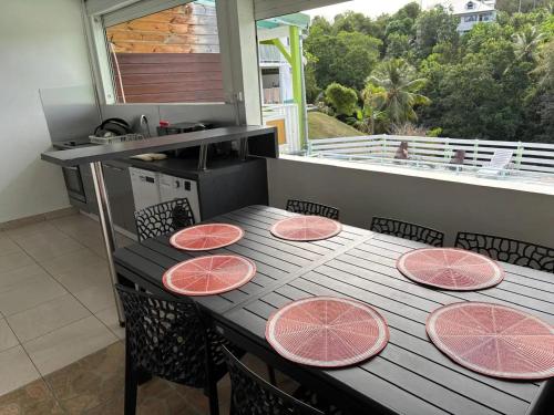 a table with four slices of grapefruit on it at Appartement confortable à Le Gosier avec piscine in Le Gosier