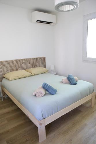 un lit avec deux oreillers dessus dans une chambre dans l'établissement Appartement T2 cosy, à Roussillon