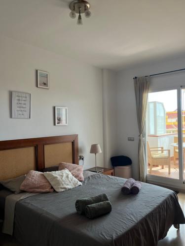 sypialnia z łóżkiem i dwoma ręcznikami na nim w obiekcie Tenerife PLAYA LA ARENA w mieście Puerto de Santiago