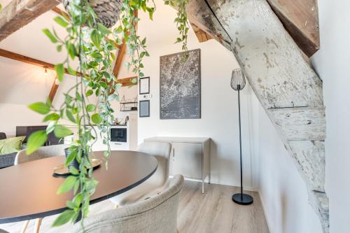 Un comedor con mesa y sillas en The Dam Apartments, en Middelburg