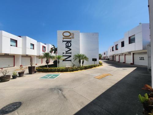 an empty street in front of a building at Hotel Motel Nivel 10 in Manzanillo