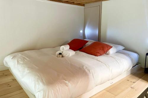 une chambre avec un lit avec deux serviettes dessus dans l'établissement Le Canut - Croix-Rousse - proche métro C, à Lyon