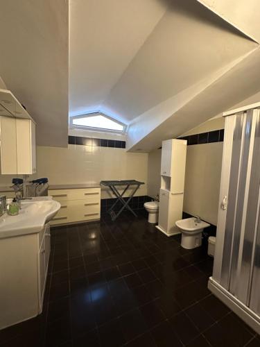 a large bathroom with two toilets and a sink at La Quercia Fiorita in Trivolzio