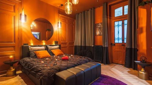 Giường trong phòng chung tại La Clé des Sens Votre Love Room en Journée