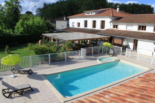 Photo de la galerie de l'établissement Au Feu De Bois, à La Celle-sous-Gouzon