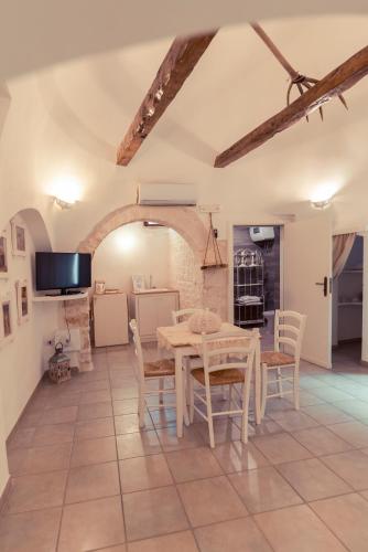 Cucina o angolo cottura di Widespread Trulli in the historic center - Trulli Antichi Mestieri