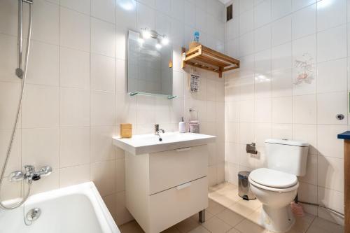un bagno bianco con lavandino e WC di Encanto by The Historic Center Lagos a Lagos