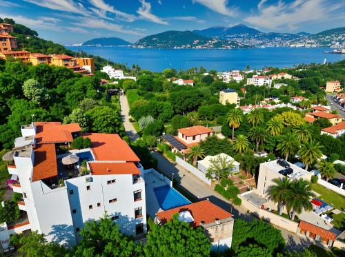 une vue aérienne sur une ville avec un lac dans l'établissement El Tular 002 2 bedroom villa 7 mins walk from La Ropa beach, à Zihuatanejo