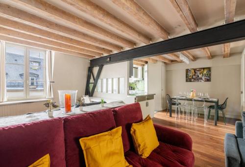 un salon avec un canapé et une table dans l'établissement Appartement 3 Pieces Hôtel de Ville Paris, à Paris