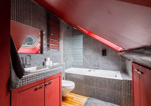 une salle de bain avec des toilettes blanches et un lavabo dans l'établissement Appartement 3 Pieces Hôtel de Ville Paris, à Paris