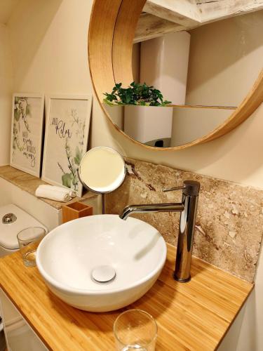 une salle de bain avec un lavabo blanc et un miroir dans l'établissement Tribord Holiday House, à Nice