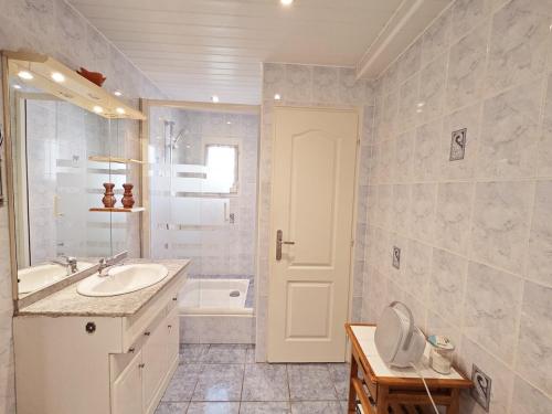 une salle de bain avec un lavabo et une baignoire dans l'établissement Kervéguen Family home, à Plougoulm