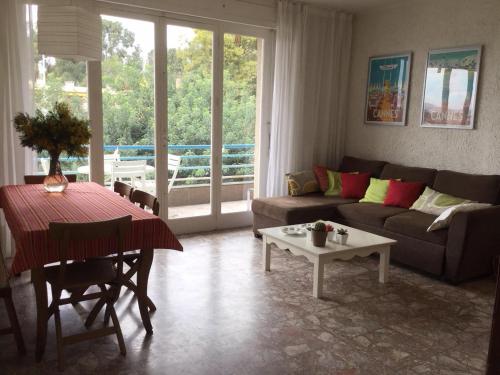 un salon avec un canapé et une table dans l'établissement Two bedrooms Cannes Florida, à Cannes