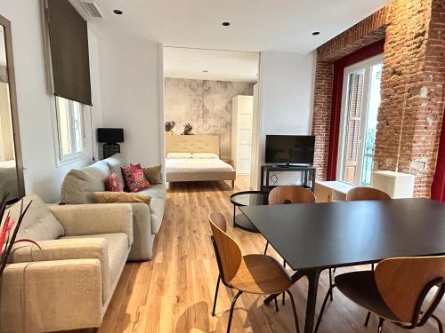 Large 2 Bedroom near Gran Via