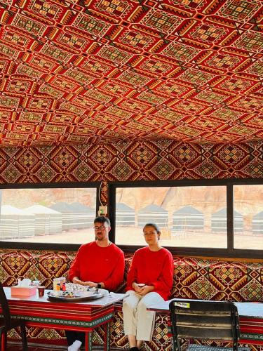 Tetamu yang menginap di Moon city camp