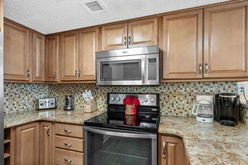Cuisine ou kitchenette dans l'établissement Sand Dunes Resort Unit 1406 - Ocean View