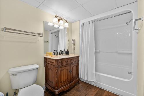 Salle de bains dans l'établissement Sand Dunes Resort Unit 1406 - Ocean View