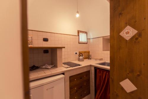 Cucina o angolo cottura di Widespread Trulli in the historic center - Trulli Antichi Mestieri