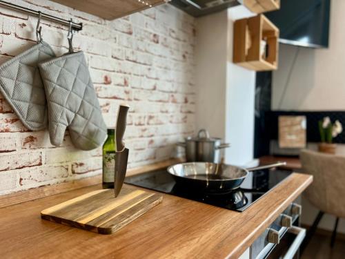 una cocina con encimera y tabla de cortar en ADM Cozy Apartment in City Center - Netflix, Coffee, AC, en Bratislava