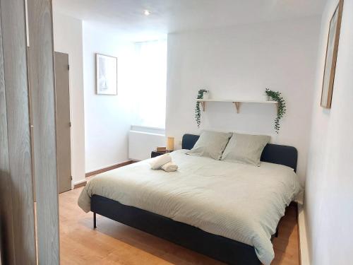 une chambre avec un grand lit dans une pièce dans l'établissement Le Cosy Sainte Anne - Proche centre-ville - Neuf - 4p, à Tarbes