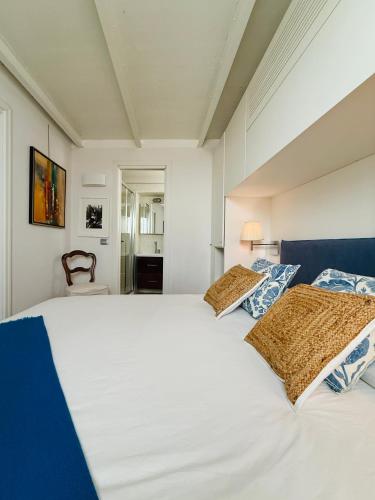 - 2 grands lits blancs dans une chambre dans l'établissement ComeCasa Two-Bedroom House on the Harbor, à Saint-Tropez