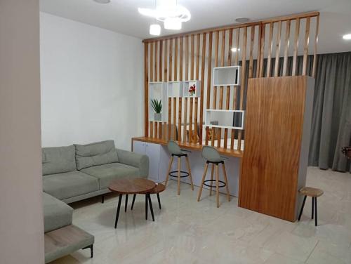 una sala de estar con un sofá y una mesa en Bark luxury apartments Abidjan Attoban 2, en Abiyán