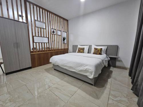 Un dormitorio con una cama grande en una habitación. en Bark luxury apartments Abidjan Attoban 2, en Abiyán