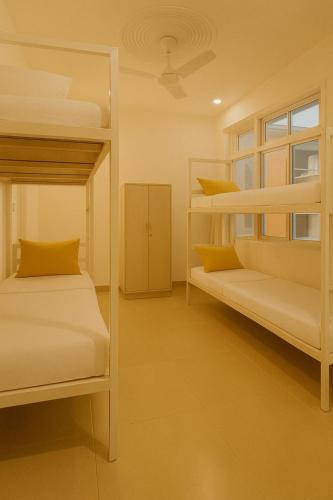 Bunk Hostel Rishikeshにあるベッド